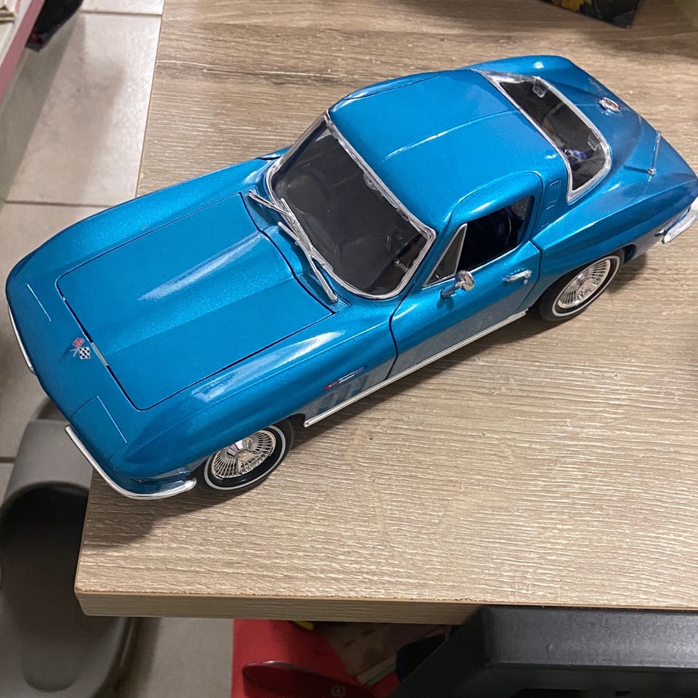 Vintage Maisto 1965 Chevrolet Corvette 1/18 Scale Blue Diecast Model Car